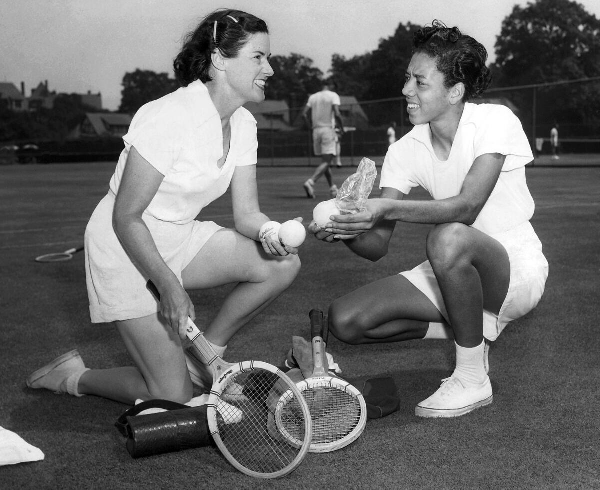 Sarah Palfrey Cook, trái, trò chuyện với Althea Gibson tại Câu lạc bộ quần vợt West Side tại Forest Hills, New York, vào ngày 29 tháng 7 năm 1950. Sarah Palfrey Cook, trái, trò chuyện với Althea Gibson tại Câu lạc bộ quần vợt West Side tại Forest Hills, New York, vào ngày 29 tháng 7 năm 1950.